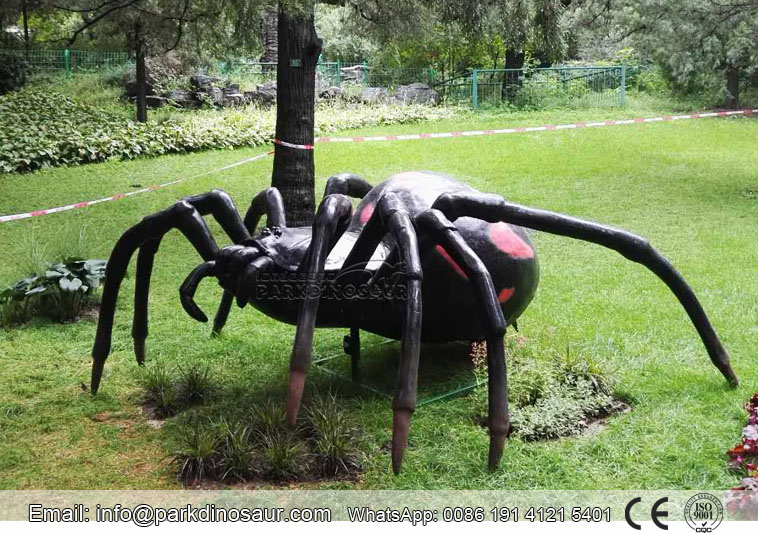 Estatua realista de araña negra para el parque
